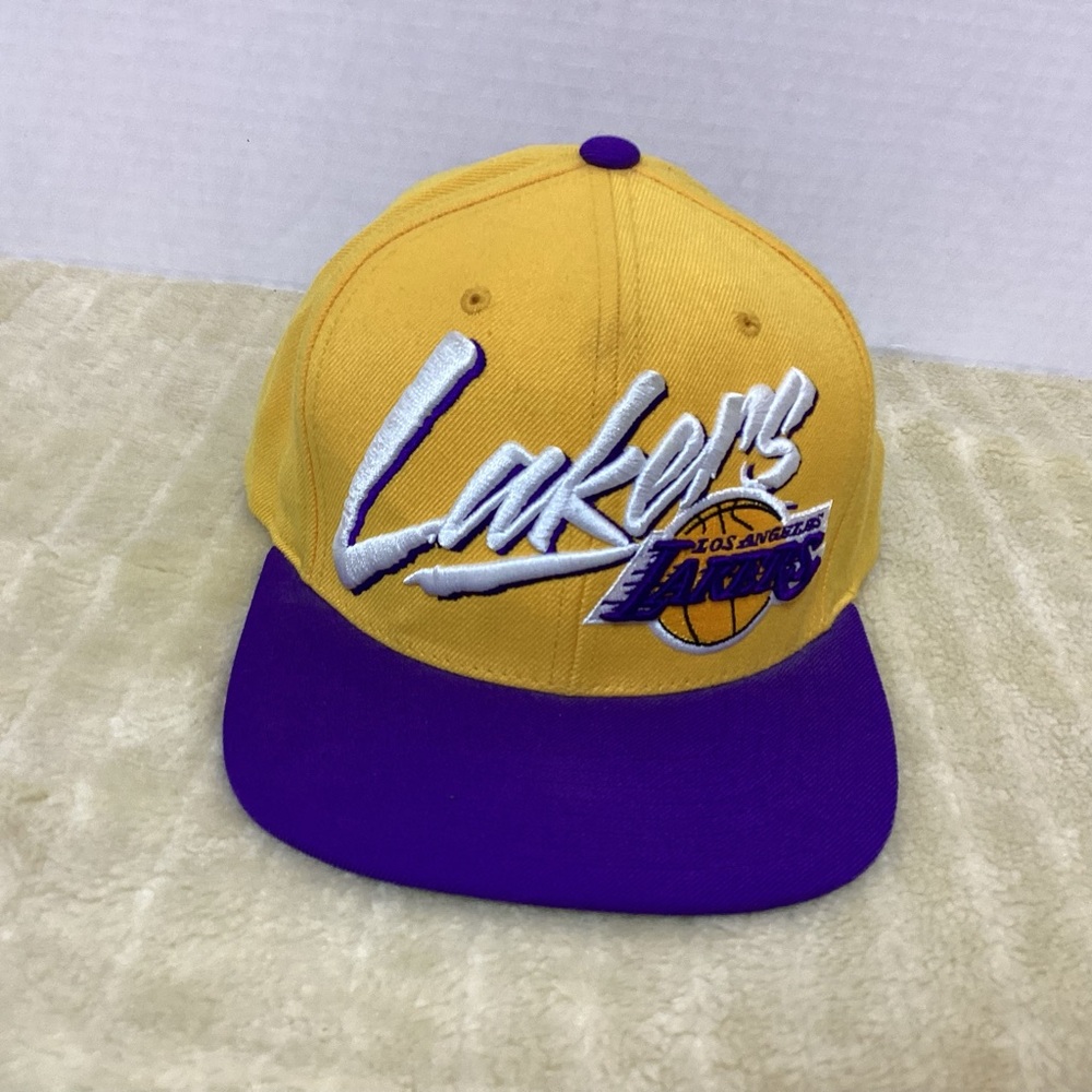 LOS ANGELES LAKERS SNAPBACK HAT